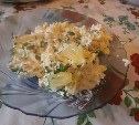 Салат с курицей, сыром и ананасами