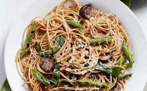 Спагетти с жареной зеленой фасолью и грибами