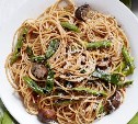 Спагетти с жареной зеленой фасолью и грибами