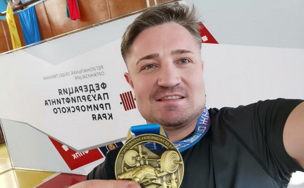 Смирнов Иван из Корсакова привез 2 золотые медали с Чемпионата ДФО по жиму лёжа.