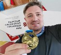 Смирнов Иван из Корсакова привез 2 золотые медали с Чемпионата ДФО по жиму лёжа.