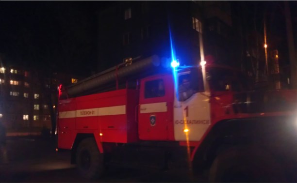 Пожарные в Южно-Сахалинске не могут проехать по заставленным машинами дворам