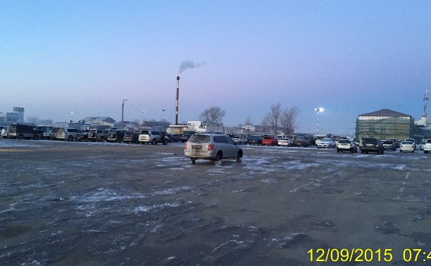 На стоянке в аэропорту Южно-Сахалинска с машины сняли колеса