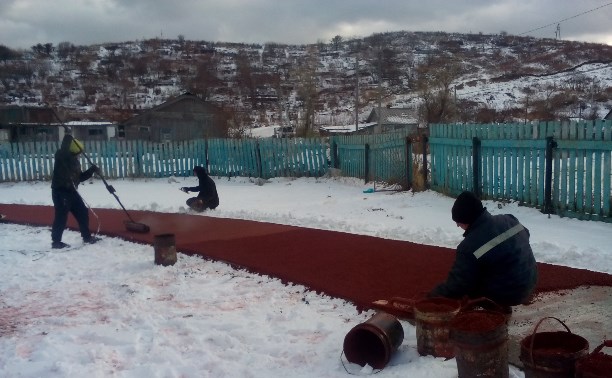 Укладка на снег резинового покрытия в селе Правда
