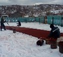 Укладка на снег резинового покрытия в селе Правда