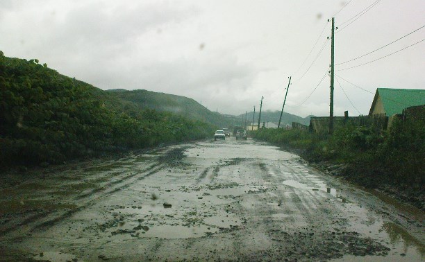 На юго-западном побережье Сахалина частично подмыло автодороги