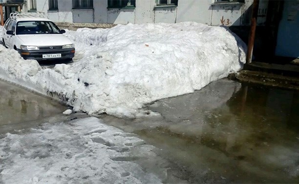 В селе Чехов ЖКХ не вывозит снег во дворах!