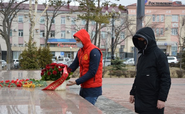 Сахалинские коммунисты в честь 150-й годовщины со дня рождения В.И. Ленина возложили цветы