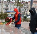 Сахалинские коммунисты в честь 150-й годовщины со дня рождения В.И. Ленина возложили цветы