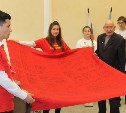 "Знамя победителей" передали ветераны Корсакова молодому поколению.