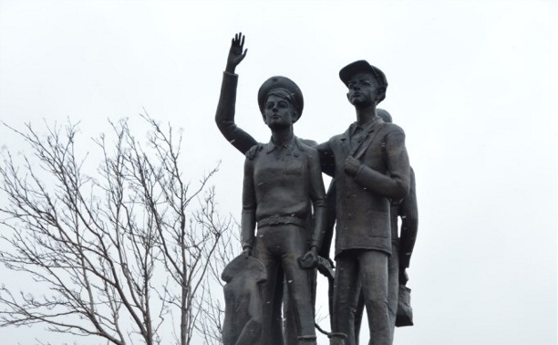 В Александровске-Сахалинском открыли памятник юным добровольцам