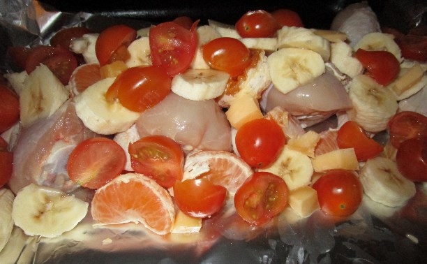Мясо в фольге с бананами, помидорами и мандаринами