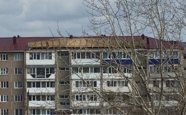 В Аниве на доме 39 по ул. Калинина вторично сносит часть крыши
