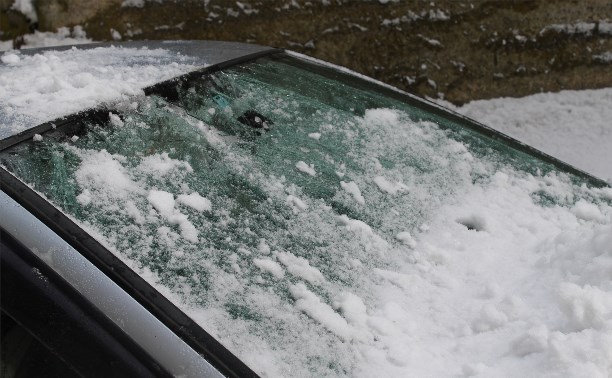 Снег и лед с крыши дома в Корсакове валится на жителей и на машины