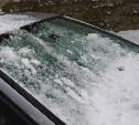 Снег и лед с крыши дома в Корсакове валится на жителей и на машины