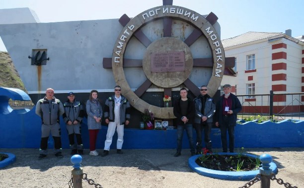 «Памятник погибшим морякам» (21 мая 1990 года, порт Углегорск)