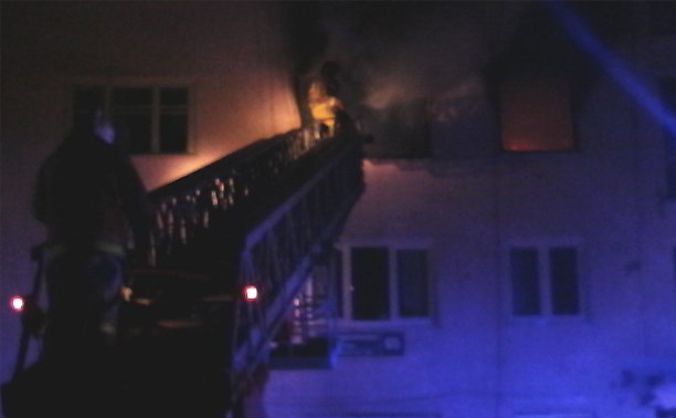 В Синегорске Южно-Сахалинские пожарные потушили пожар в жилом доме (видео)
