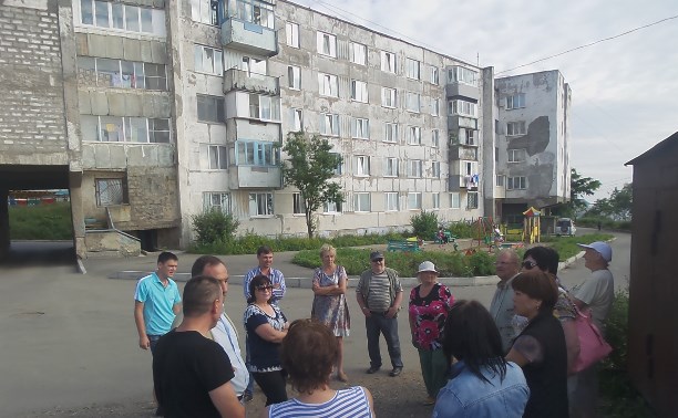 Жители улицы 60 лет Октября в Холмске недовольны УК