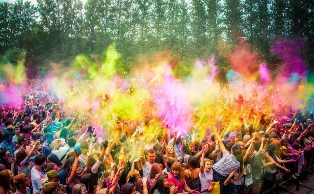 Кто получит пригласительные на фестиваль красок Холи?