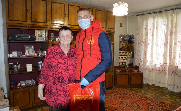 Сахалинские коммунисты и активисты продолжают раздавать наборы с продуктами питания