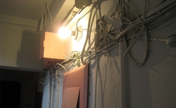 "Сопли" интернет-провайдеров: В подъездах Холмска портят порядок кабели интернета