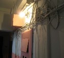 "Сопли" интернет-провайдеров: В подъездах Холмска портят порядок кабели интернета