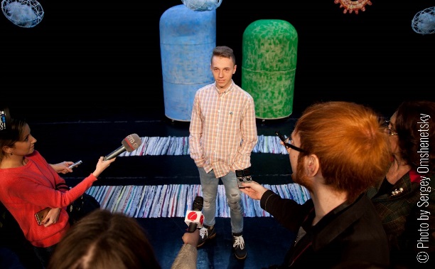 Журналистам разрешили подняться на сцену Сахалинского театра кукол