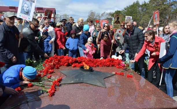 Акцию "Красная лента" провели в День Победы сахалинские коммунисты