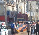 Торжественное шествие школьников Холмска с символом Победы-Георгиевской ленточкой