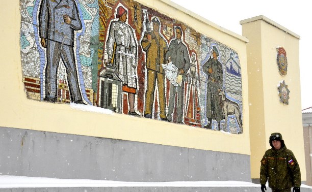 Южно-Сахалинск встретил День защитника Отечества снегопадом