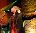 Золотой голос группы "Enigma" Эндрю Дональдс поздравляет сахалинок с 8 марта
