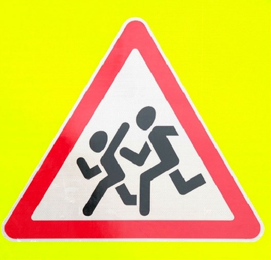 Знак бегущие дети в треугольнике. Знаки возле школы осторожно дети. Дорожный знак осторожно дети. Знак дети в Красном треугольнике. Знак «осторожно дети».