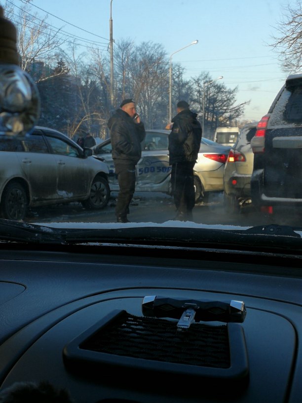 Новости южно сахалинска происшествие. АСТВ оперативные новости Сахалина. Авария возле кокса химмонтажа сегодня. Новости аварии Сахалинской на мосту сегодня видео.