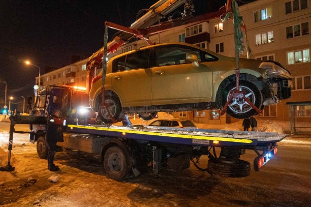 Авто сахалинск. Эвакуация автомобиля. Эвакуация автомобильным транспортом. Ночная машина. Стоянка автомобиля ночью.