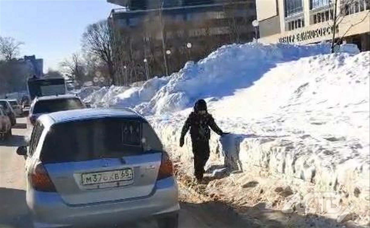 Школьник в Южно-Сахалинске едва не скатился под машину, обходя сугробы по краю дороги