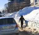 Школьник в Южно-Сахалинске едва не скатился под машину, обходя сугробы по краю дороги