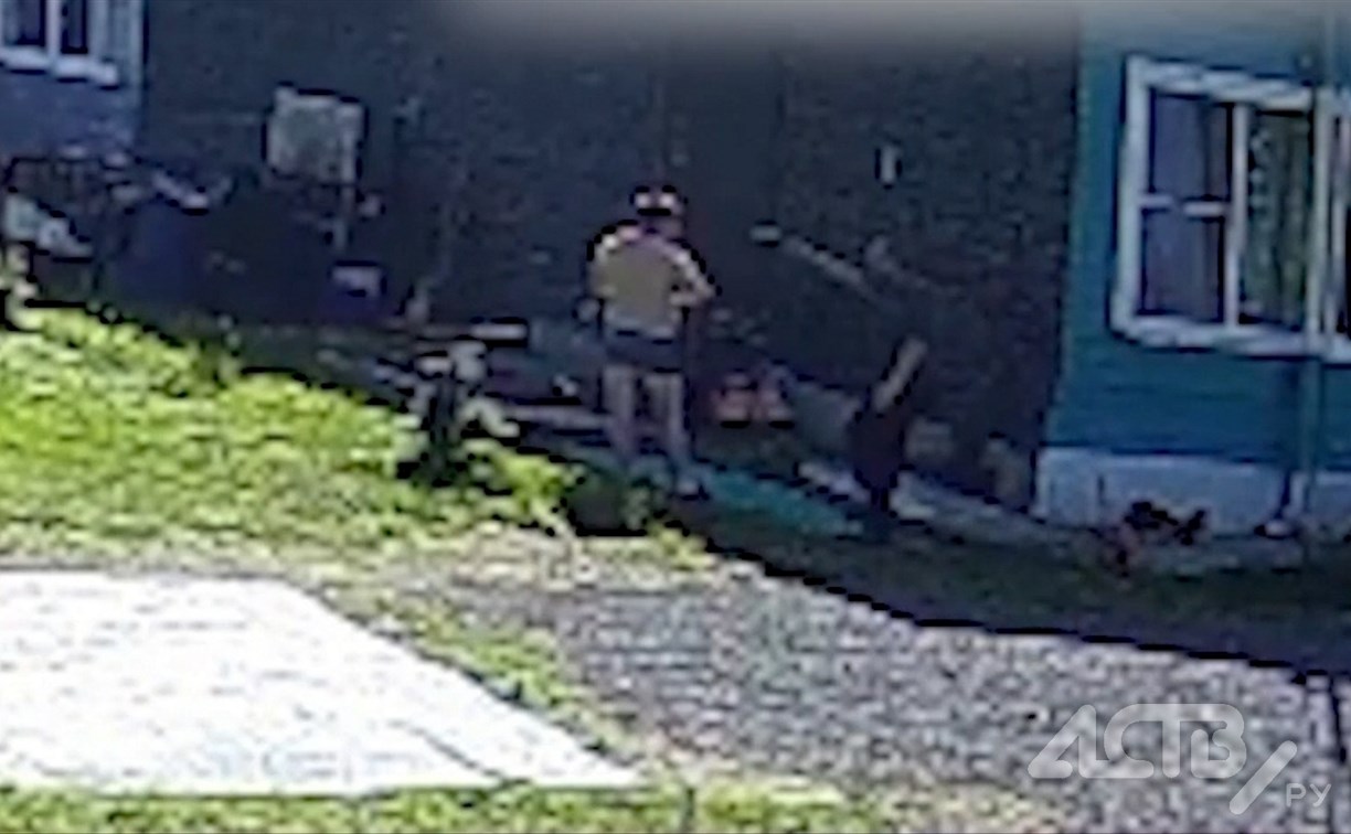 Появилось видео, как пенсионер стреляет в голову соседу в Пятиречье 