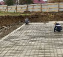 В селе Макаровского района обустраивают фундамент дома для переселенцев из аварийного жилья
