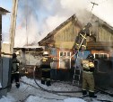 Частный дом горит в Южно-Сахалинске