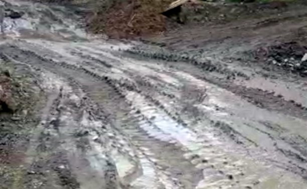 "Устали от тряски и пыли": большегрузы уничтожают грунтовую дорогу в частном секторе в Охе