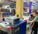 Сахалинские студенты в Домодедово учатся искать запрещёнку в багаже пассажиров