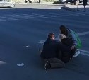 Очевидцы: на перекрестке в Южно-Сахалинске "Делика" сбила женщину
