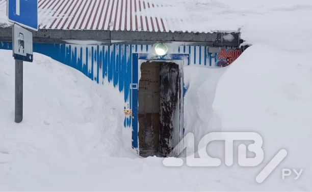 Двухметровые сугробы выросли в Северо-Курильске после метели