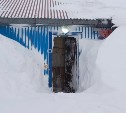 Двухметровые сугробы выросли в Северо-Курильске после метели