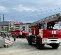 Людей эвакуировали из торгового центра в Южно-Сахалинске из-за сообщения о пожаре