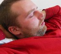 Пьяный курильчанин украл телефон у спящего друга, но уснул сам 