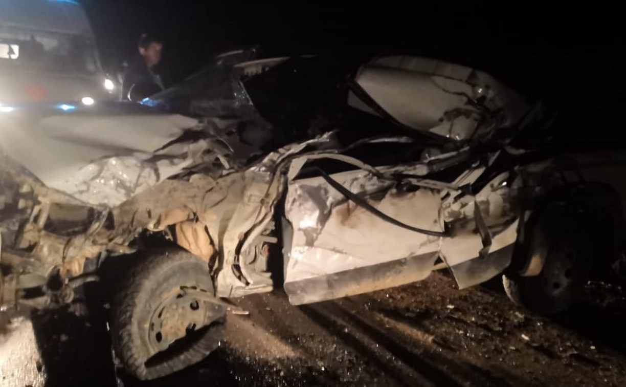 При столкновении Toyota Hilux и КамАЗа в Ногликском районе погиб водитель пикапа
