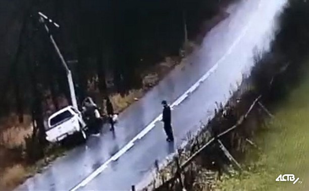 Очевидцы: в Южно-Сахалинске пьяный водитель на пикапе влетел в столб