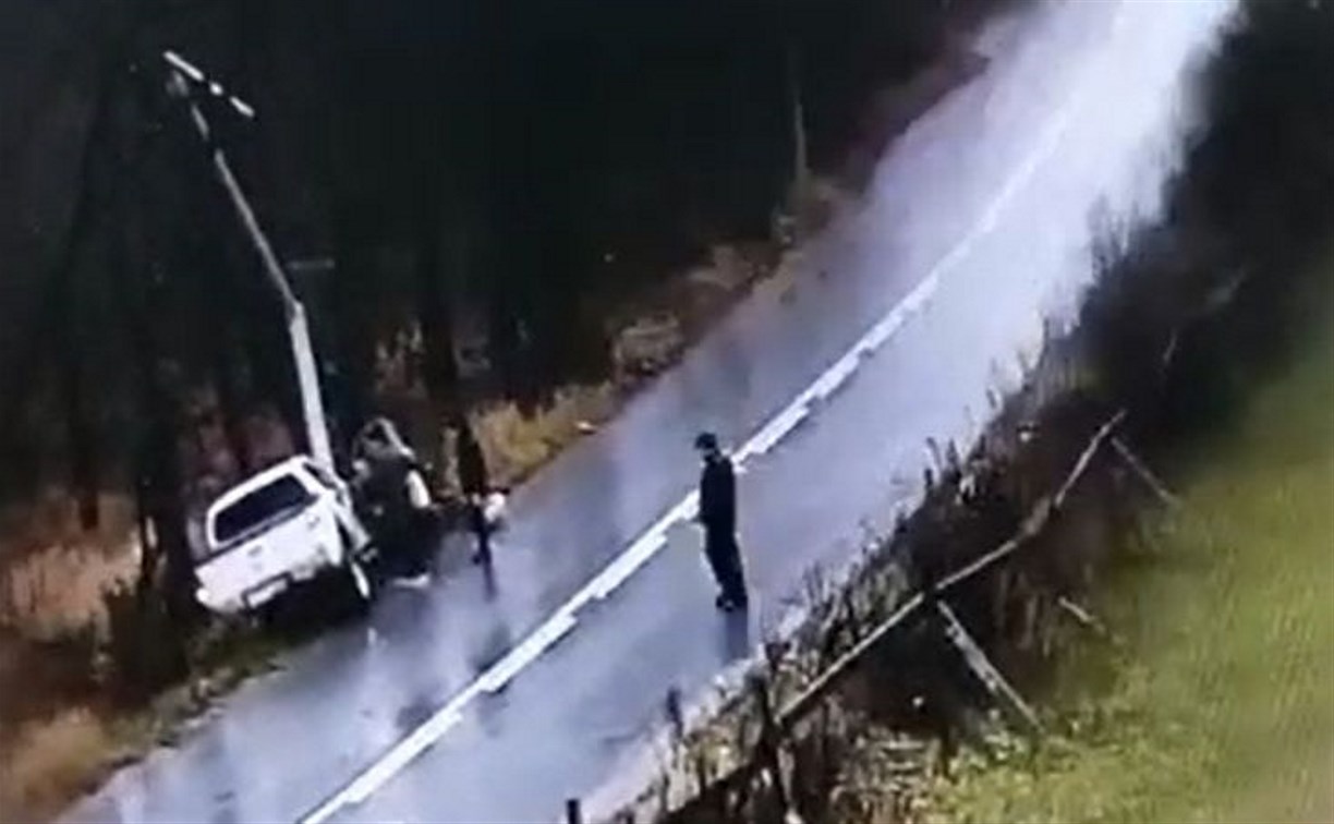 Очевидцы: в Южно-Сахалинске пьяный водитель на пикапе влетел в столб