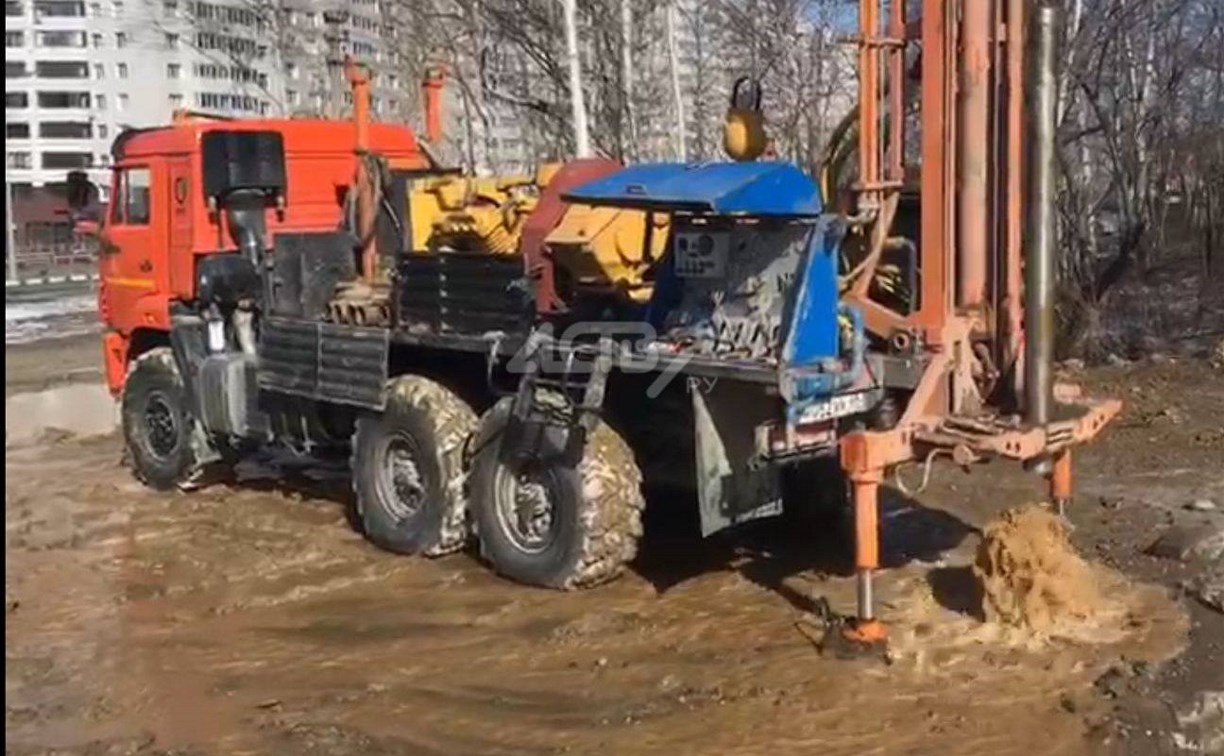 В Южно-Сахалинске во время изыскательских работ пробили водопровод, на улице забил глиняный фонтан